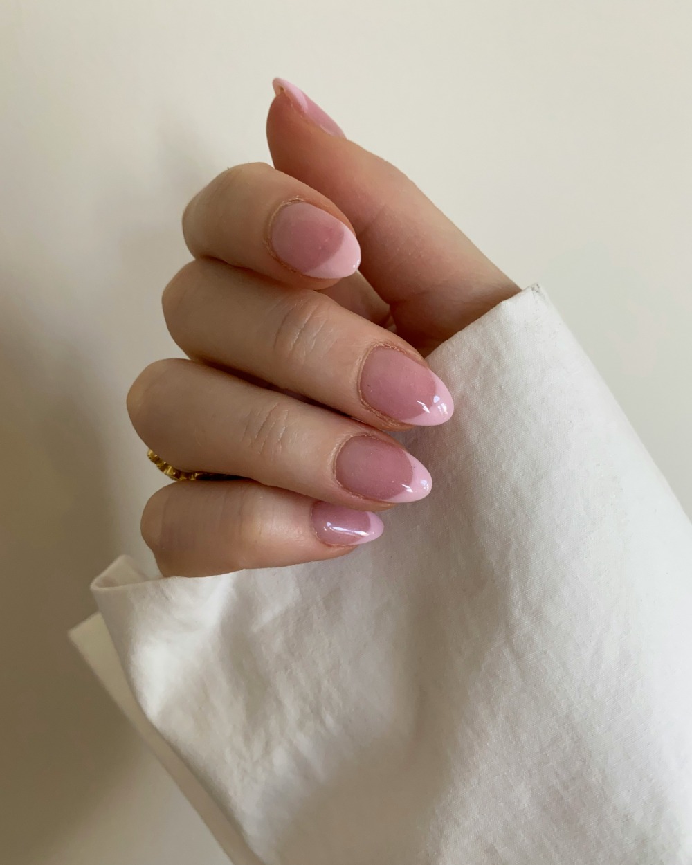 Almond-shaped gel set in cherry lacquer